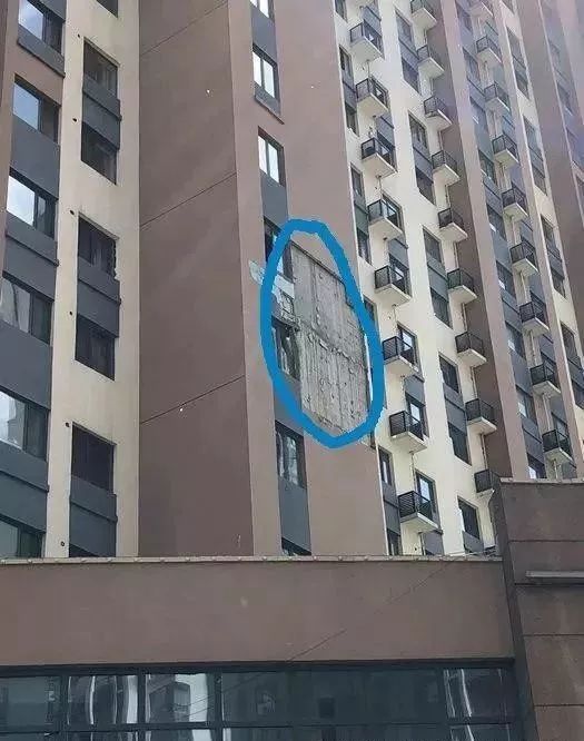 步步驚心！呼和浩特東街萬達廣場外墻保溫層脫落傷人