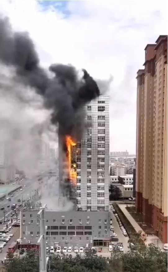 洛陽出大事了，九都路全聚德綜合樓起“大火”...疑是外保溫助燃