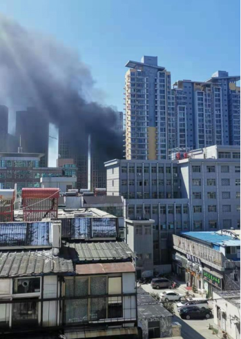 突發！泰安中南工地一個月內兩度著火，工人電焊作業引燃保溫板
