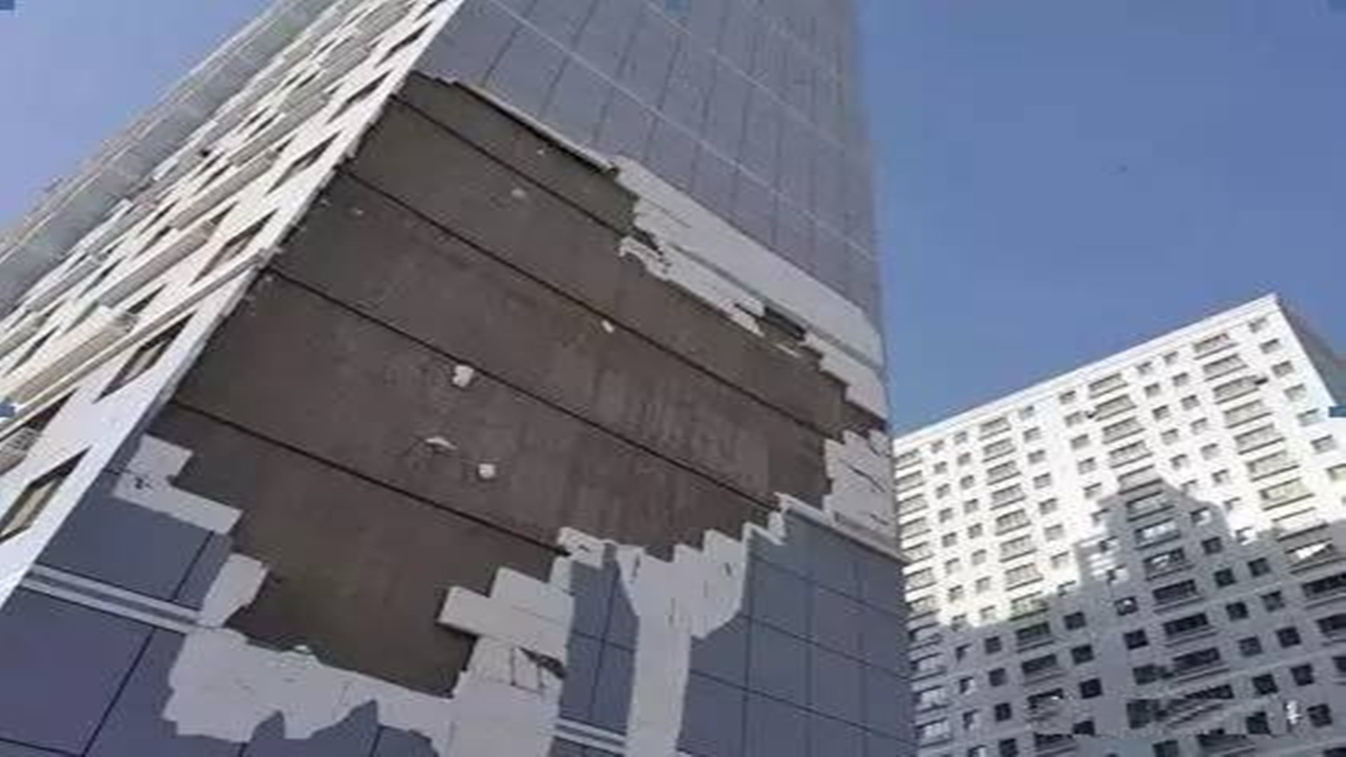 在保溫板失火引起重視之前，它的最大問題其實是“脫落”