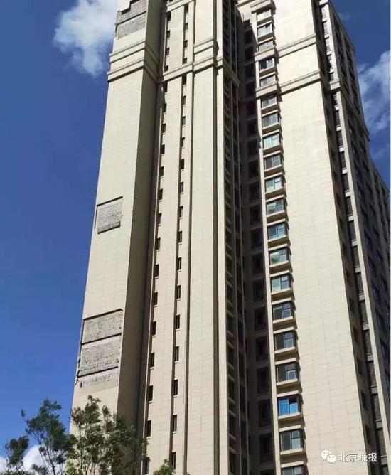震驚！北京公園悅府墻皮脫落！引住建委介入調查！竟是保溫板在“作妖”