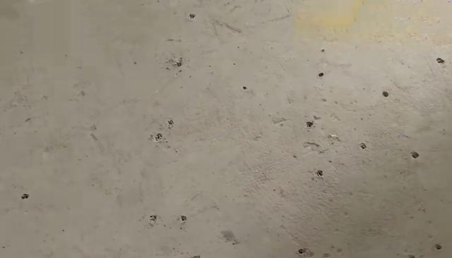 驗房時高跟鞋跟直接插入地面，開發商：是保溫材料越松軟越好。？？？